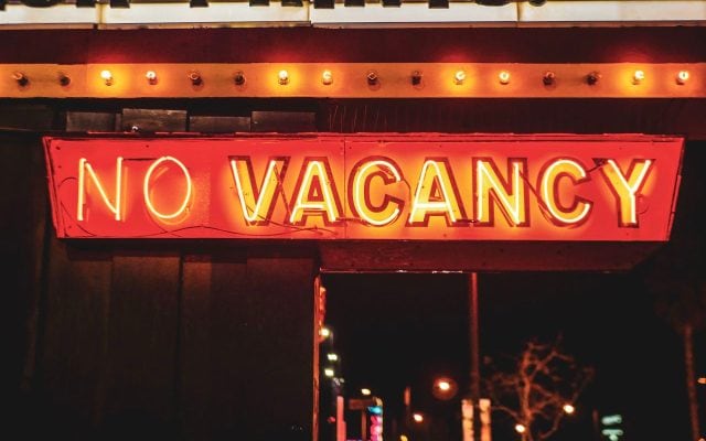 a no vacancy sign