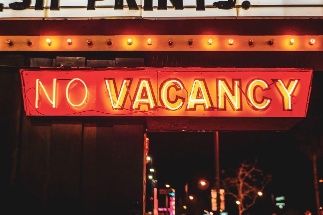 a no vacancy sign